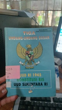 Image of Tiga Undang Undang Dasar